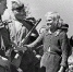 Август 1944-го года. Жители освобожденного от немецко-фашистской оккупации польского села Устрожиска поздравляют бойцов Красной Армии с победой. Георгий Коновалов/ Фотохроника ТАСС - Комсомольская правда