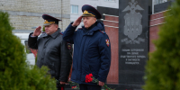 Росвгардейцы и полицейские отдали долг памяти у мемориала сотрудникам органов внутренних дел - Росгвардия