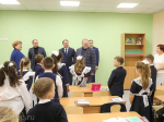 Олег Мельниченко осмотрел открывшуюся после капремонта школу в Шемышейке