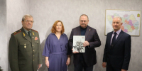 Олегу Мельниченко вручили сборники историй ветеранов-бойцов СВО - Progorod58.Ru