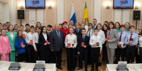 В Пензе детям сотрудников и военнослужащих Росгвардии вручили паспорта в День Конституции - Росгвардия