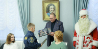 Олег Мельниченко и Николай Кондратюк вручили подарки участникам акции «Ёлка желаний» - Пензенская Правда