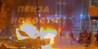 На камеры очевидцев сняли горящую «Ладу Приору» в центре Пензы - Progorod58.Ru