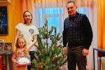 Виктор Кувайцев по поручению Олега Мельниченко подарил 5-летней Алисе из Пологовского района новые куклы