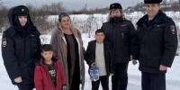 В Пензенской области «Полицейский Дед Мороз» дарит подарки юным жителям села - Комсомольская правда