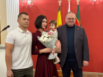 В Сердобске глава региона передал врачам ключи от квартир в новом доме
