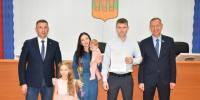 В Пензе молодым семьям вручили жилищные сертификаты - Комсомольская правда