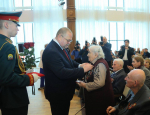 Олег Мельниченко вручил ветеранам юбилейные медали в честь 80-летия Победы