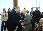 Олег Мельниченко вручил участникам ВОВ юбилейные медали