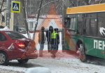 На улице Терновского в Пензе впечатался в столб новый автобус