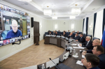Олег Мельниченко поручил активнее привлекать медперсонал для работы в районах региона