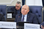 Олег Мельниченко поручил активнее привлекать медперсонал для работы в районах региона