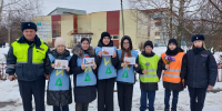 \"Милых женщин поздравляем! ПДД соблюдаем\" . Каменские автоинспекторы поздравили женщин с наступающим 8 Марта - УГИБДД