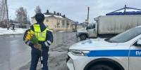 Каменские гаишники и юные помощники поздравили автоледи - Penza-Post.Ru