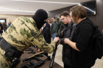 Олег Мельниченко вручил сотрудникам СОБР 11 медалей