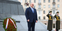 Олег Мельниченко возложил венок к монументу Победы в Минске - ИА PenzaNews