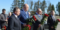 Вадим Супиков почтил память героев в Могилеве - Комсомольская правда