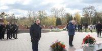 Олег Мельниченко возложил цветы к монументу «Мужество» в Беларуси - Пензенская Правда