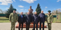 Вадим Супиков возложил цветы к бюсту Андрея Кижеватова в Бресте - Комсомольская правда