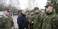 Олег Мельниченко вручил призывникам в подарок часы белорусского производства - Пенза-Обзор
