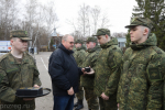 Олег Мельниченко вручил призывникам в подарок часы белорусского производства