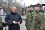 Олег Мельниченко вручил призывникам в подарок часы белорусского производства