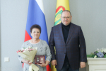Олег Мельниченко вручил семье из Неверкинского района медали за помощь в СВО