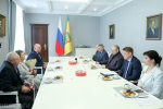 Олег Мельниченко вручил семье из Неверкинского района медали за помощь в СВО