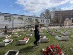 Хоккеисты «Дизеля» благоустроили воинские захоронения на Мироносицком кладбище