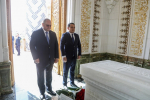 Олег Мельниченко возложил цветы на могилу первого президента Узбекистана