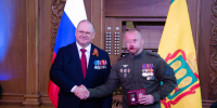 Губернатор Пензенской области Олег Мельниченко вручил бойцам Росгвардии государственные и региональные награды - Росгвардия