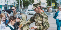 Военнослужащие Росгвардии вручили пензенцам георгиевские ленточки - Росгвардия