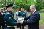 Олег Мельниченко передал в артинститут камень из Брестской крепости