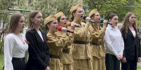 В Кузнецке студенты поздравили ветерана с Днём Победы - 1Pnz.Ru