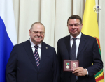 Накануне Дня России Олег Мельниченко вручил награды наиболее отличившимся пензенцам. Как это было в 84 фото
