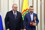 Накануне Дня России Олег Мельниченко вручил награды наиболее отличившимся пензенцам. Как это было в 84 фото