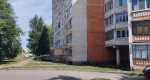 Спасатели помогли мужчине спуститься с козырька подъезда