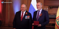 Олег Мельниченко отметил заслуги выдающегося врача Валентина Олейникова - Stolica58.Ru