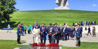 Участники Всероссийского Дня поля-2025 почтили память героев на Мамаевом кургане - Минсельхоз