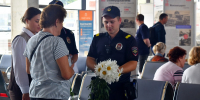 На станции «Пенза-1» транспортные полицейские и железнодорожники вручали всем ромашки - РИА Пензенской области