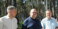 Олег Мельниченко оценил реновацию сквера Демакова и обновление поликлиники в Заречном - Комсомольская правда