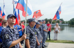 В Пензе росгвардейцы возглавили колонну активистов в рамках акции ко Дню Государственного флага России