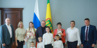 Олег Мельниченко поздравил многодетную семью из Пензы с началом учебного года - Stolica58.Ru