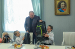Олег Мельниченко поздравил многодетную семью из Пензы с началом учебного года