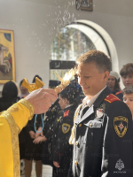 Сотрудники Специальных управлений ФПС № 22 и № 102 МЧС России вместе с кадетами почтили образ Божией Матери «Неопалимая Купина»