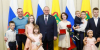 Олег Мельниченко поблагодарил жителей за самоотверженный труд и вручил награды - Stolica58.Ru