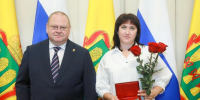 Олег Мельниченко вручил награды жителям региона - Комсомольская правда