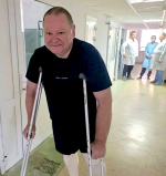 Олег Мельниченко опубликовал фото из больницы после успешной операции