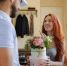 курьер вручает цветы девушке - penza.fbshop.ru