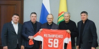Олег Мельниченко встретился с участниками хоккейного матча памяти Валерия Канакина - Пенза-Обзор
